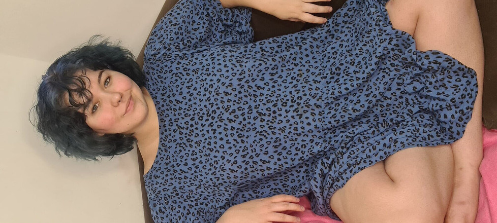 Dramatic Dumpster Fire: Přes oblečení bbw škádlení a sání prstu