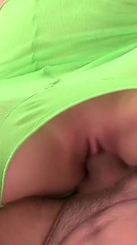 Milf in een groene panty wint een grote pik
