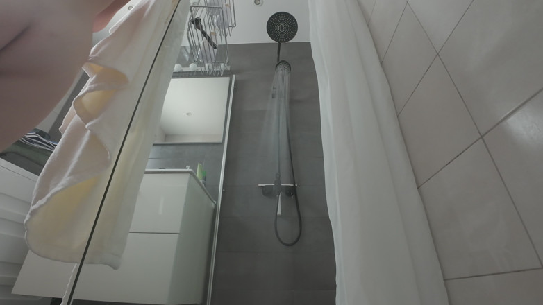 ScottishSweetie: Tight Hairy Pussy Pissing in the Shower