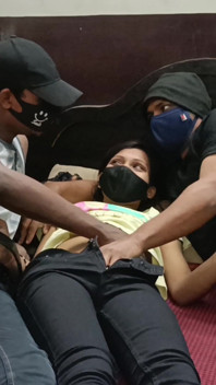 Dois meio-irmãos xxx fodem meia-irmã gostosa juntos - indiana em sexo a três