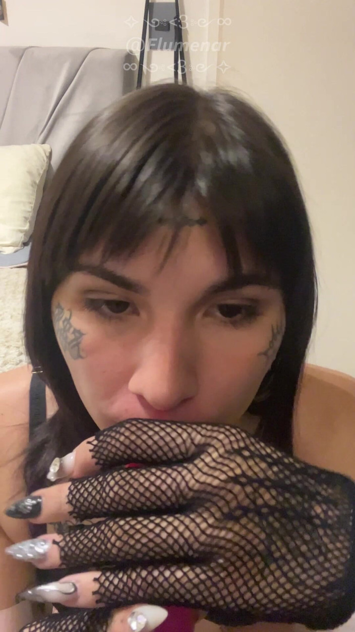 Flumenar: Ragazza trans tatuata con un dildo rosa