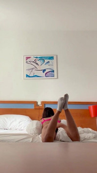 Kvinna som spelas in i hotellrum