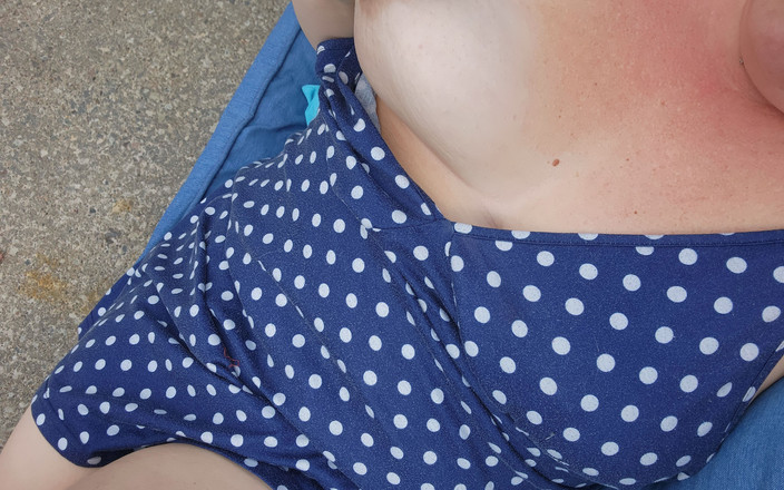 Dainty Deviant: Čas na hraní na terase - sexy milfka se vystavuje a...