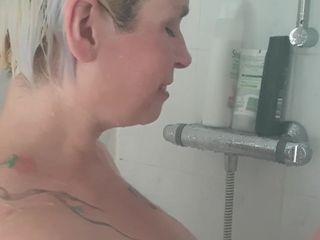 SkylerSquirt: Duschzeit im hotel
