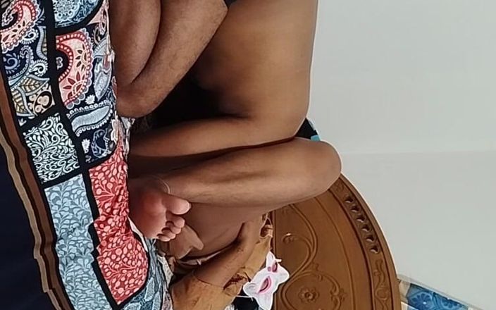akashprimex790: Tante seksi rambut pirang lagi asik muasin memek mereka di...