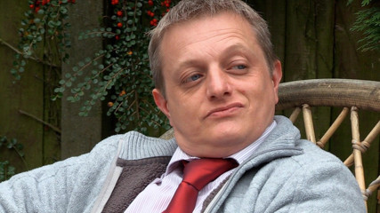 Family Fuckers: Gagică cu piercing futută în pizda ei umedă pe pat