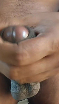 Chico indio masturbándose el baño hindi