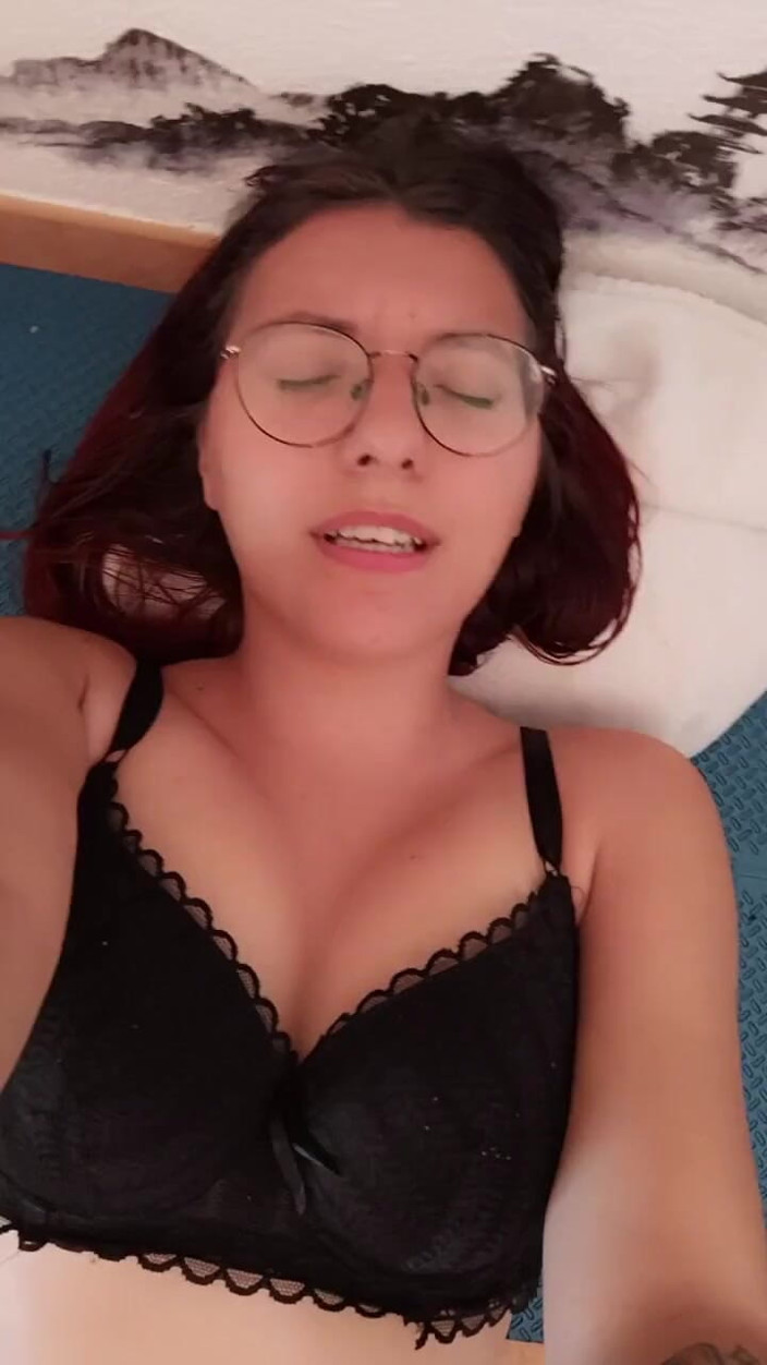 Softbrattypuppy: Você assiste como corno durante o sexo e depois me...