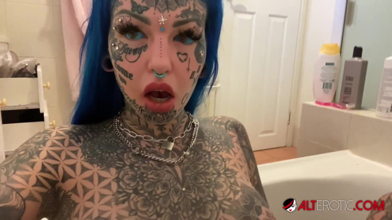 Alt Erotic: Amber Luke's solo masturbatie in quarantaine
