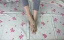 Gloria Gimson: Vackra sexiga ben av flickvän med vit pedikyr