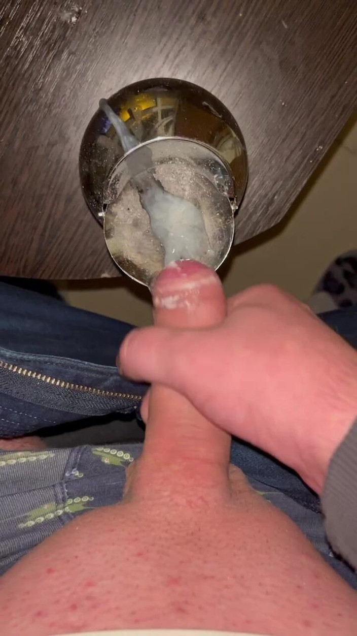 Young cum: 一个男人在阳台上自慰他的阴茎，并拍摄它特写。