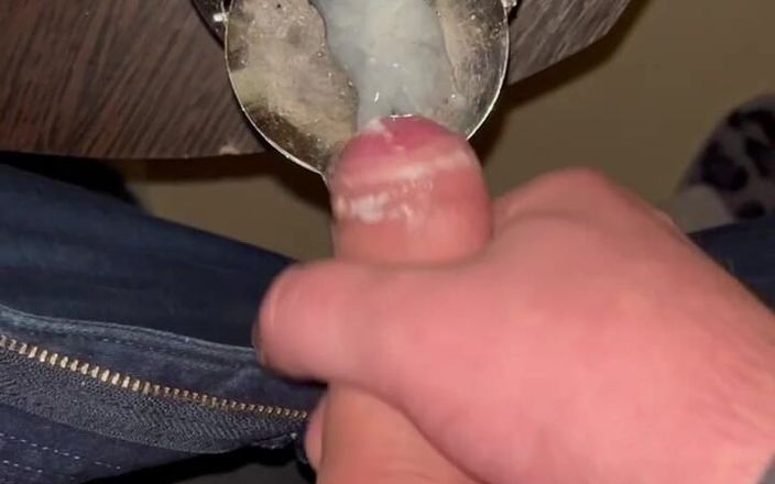 Young cum: Мужик мастурбирует свой пенис на балконе и снимает его крупным планом.