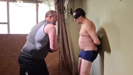 Boxer si ayah perak lagi menguji kekuatan cowok ini di lapangan kerja