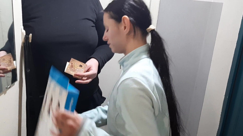 Lesbian-illusion: Agradeci à entregador por um grande desconto (com conversas russas sujas)