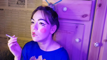 Blowjobs Alice: Nevlastní sestra kouří cigaretu