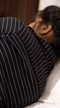 호텔에서 의붓오빠와 섹스하고 젖탱이를 빨아주는 바비(Tejaswini)