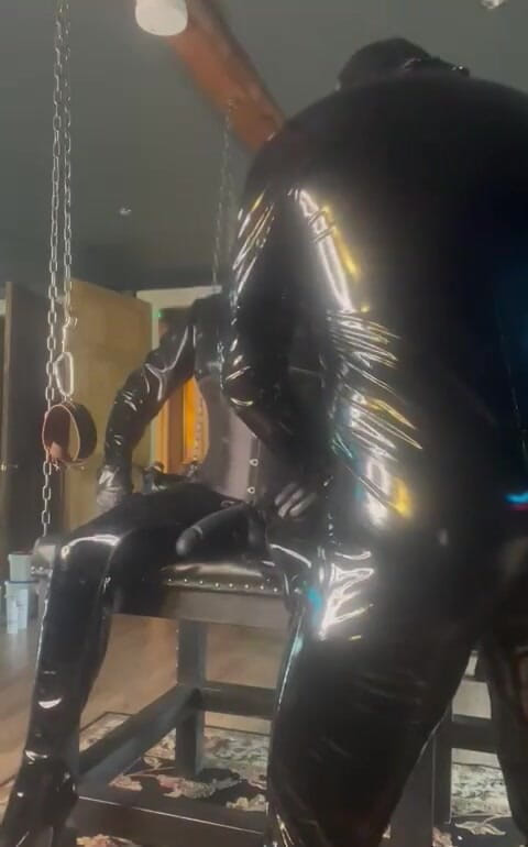 Chiron: Gasmask Dungeon Wanking i Kult z U37722496