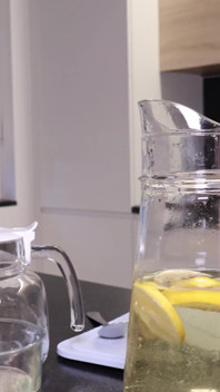 Limonata d'oro della bionda speciale - Feticismo della pipì in cucina & Waterravas