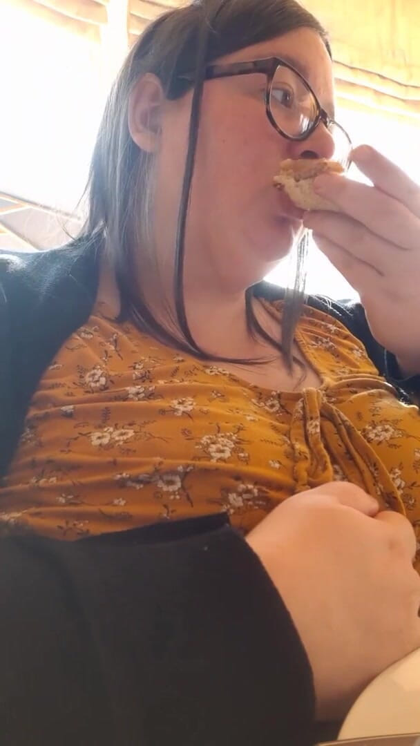 SSBBWLadyBrads: Velká kráska SSBBW jí plnou angličtinu, zatímco (bez zvuku)