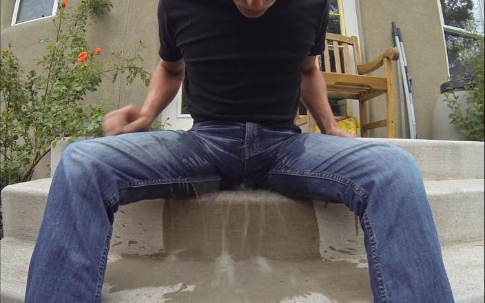 Lapetus: それが私のジーンズで破裂するまでコンドームで放尿