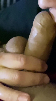 La beauté aime regarder un film et sucer une bite