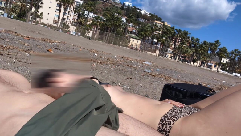 SweetJaneOfficial: Pau piscando ao lado de uma garota de topless que...