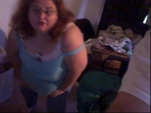 BBW nurse Vicki adventures with friends: İri güzel kızıl saçlı kadın mavi kıyafetli dans eden kamera şovu