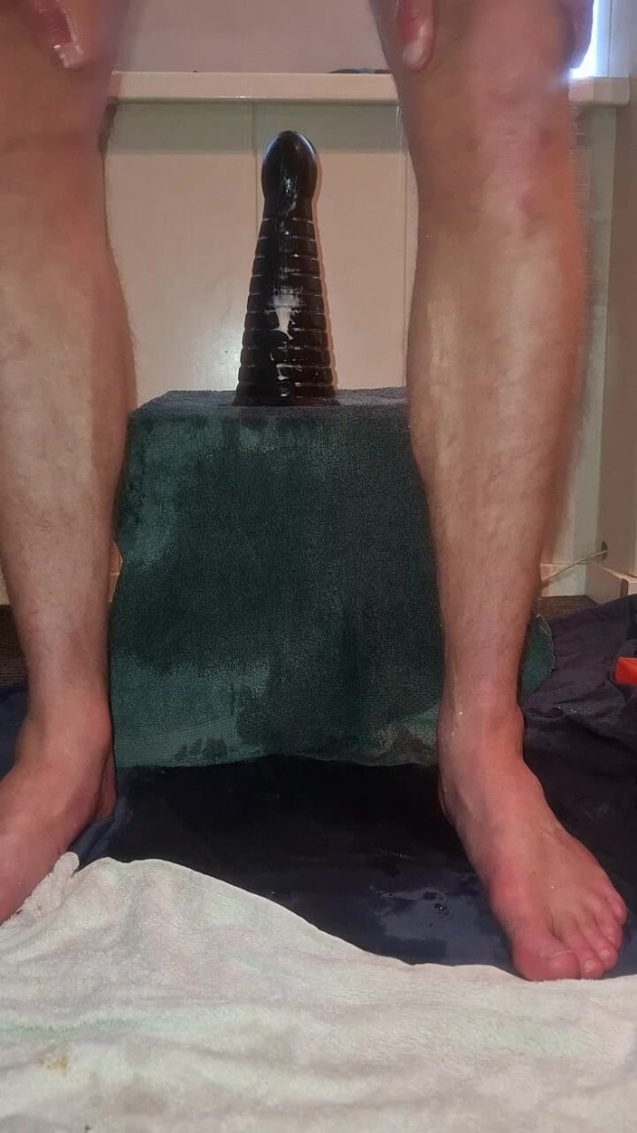 NoFace Twink X: Solo gay gay - piramid cavalca il dildo