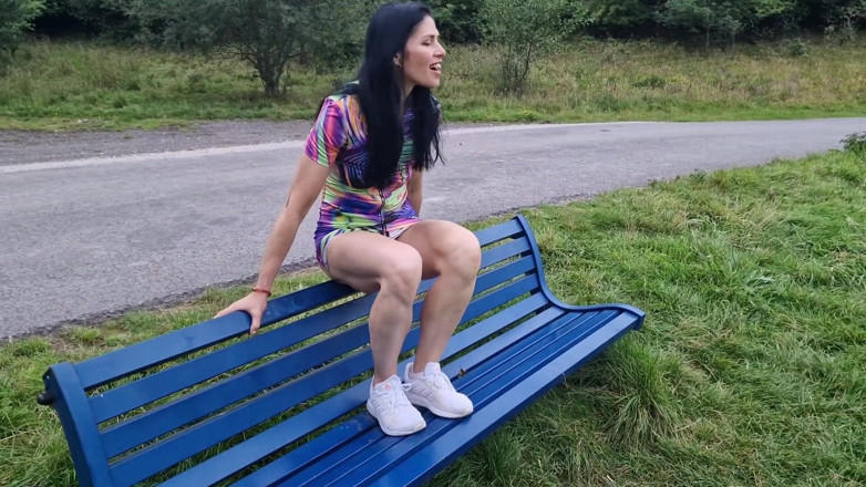 Nicky Brill: Roztáhám nohy ve veřejném parku