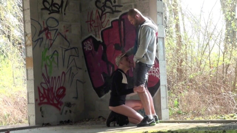 Crunch Boy: Sexy árabe follada por encima de un oso al aire libre