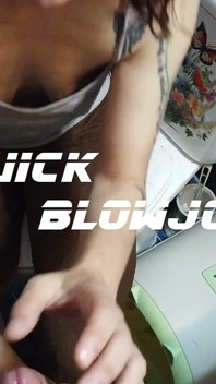 Schneller Blowjob im Badezimmer meines Elternhauses, wir wären fast erwischt worden
