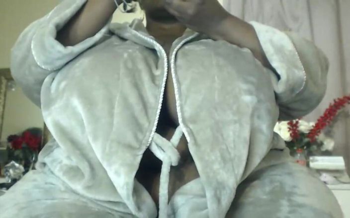 Legendary Booty Overdose: Une BBW trémousse ses gros seins
