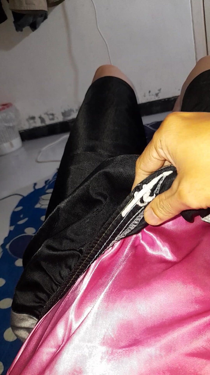 Naomisinka: Memakai pakaian dalam merah jambu Satin dalam seluar pendek dan...