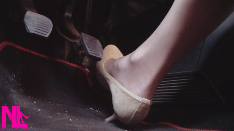 Nyllady: Schnell fahren in Beige Pumps auf dem Weg zum Flughafen