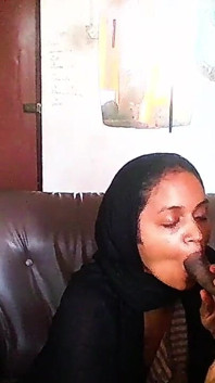 Hijab MILF hade en besökare dagligen, när mannen går till jobbet.
