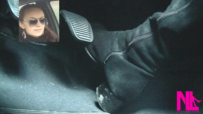 Nyllady: Conducir rápido en botas negras