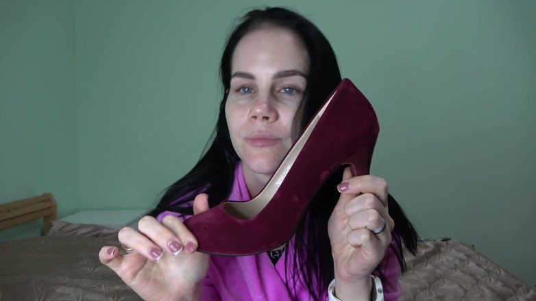 Anna Sky: Anna yang cantik memberikan blowjob dan menghisap kasut tumit stiletto