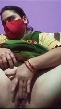Indian New Sexy Bhabhi Fingering Her Clean Shave Pink Pussy