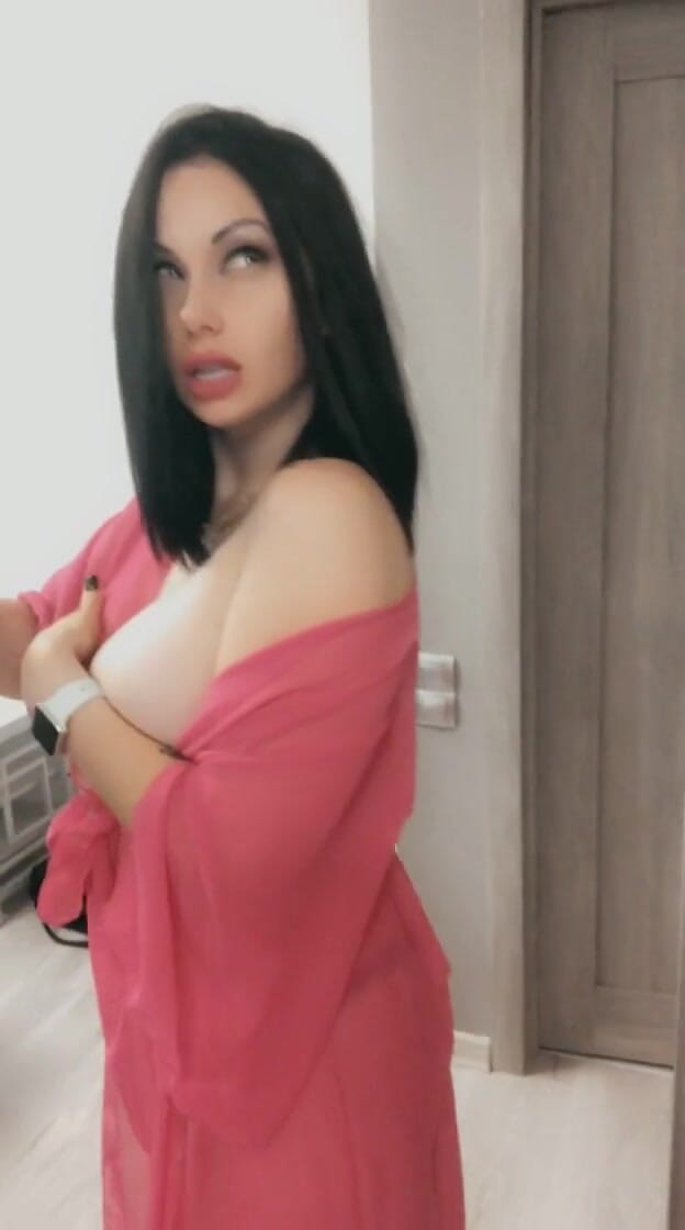 Goddess Misha Goldy: 彼女の体を見せるベイブソロ