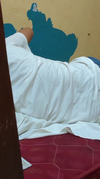 सौतेली मम्मी सौतेले बेटे से प्यार करती है और अपने पति को धोखा देती है