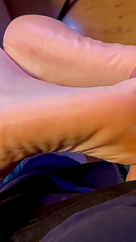 Beautiful Wrinked Soles German MILF Footjob