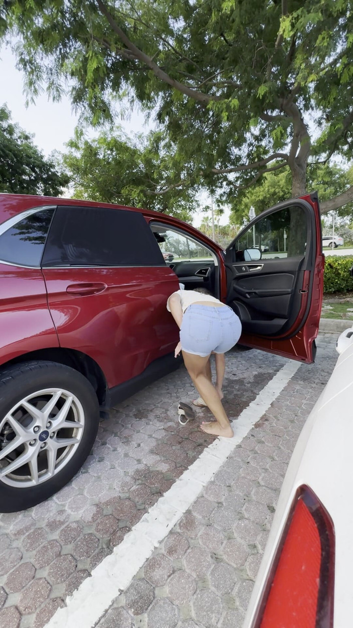 Sweet Buttocks: Se desnuda antes de que golpee el sol