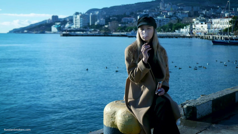 Russian Smokers: Ao ar livre fumando com beaty russa menina 1