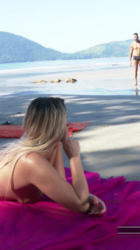 Blond på stranden: se den här makrillen ta kuk i rumpan och mjölk i ansiktet