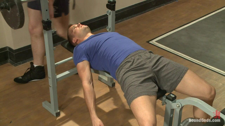 Bound gods: Un pervertito in palestra picchiato e scopato fino alla sottomissione