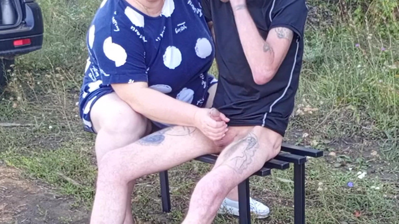 Zona901: Un vecino en un parque me masturba la polla en...