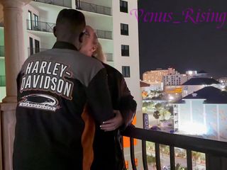 Venus Rising_Hotwife: Biker met grote zwarte lul fokt getrouwde pawg-milf