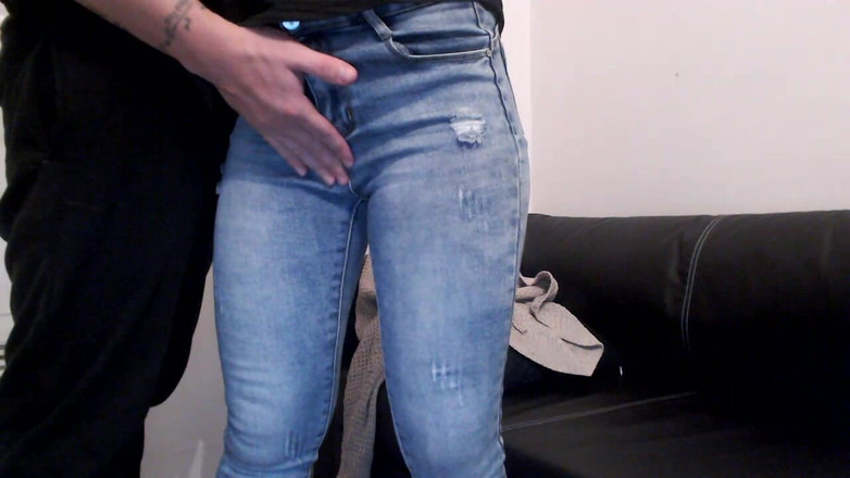 MagicStas: Трахаю задницу и трахаю пальцами киску в синих джинсах в любительском видео