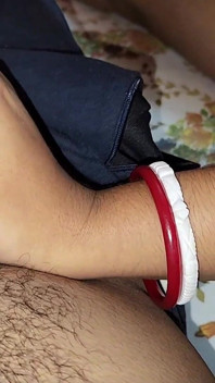 Condividendo il letto con la mia matrigna improvvisamente mi ha afferrato il cazzo