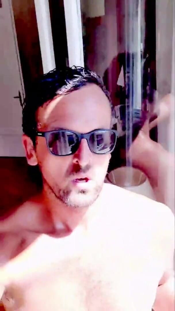 Slutboyben: Slutboyben Cam4 Exposta em Bangalos